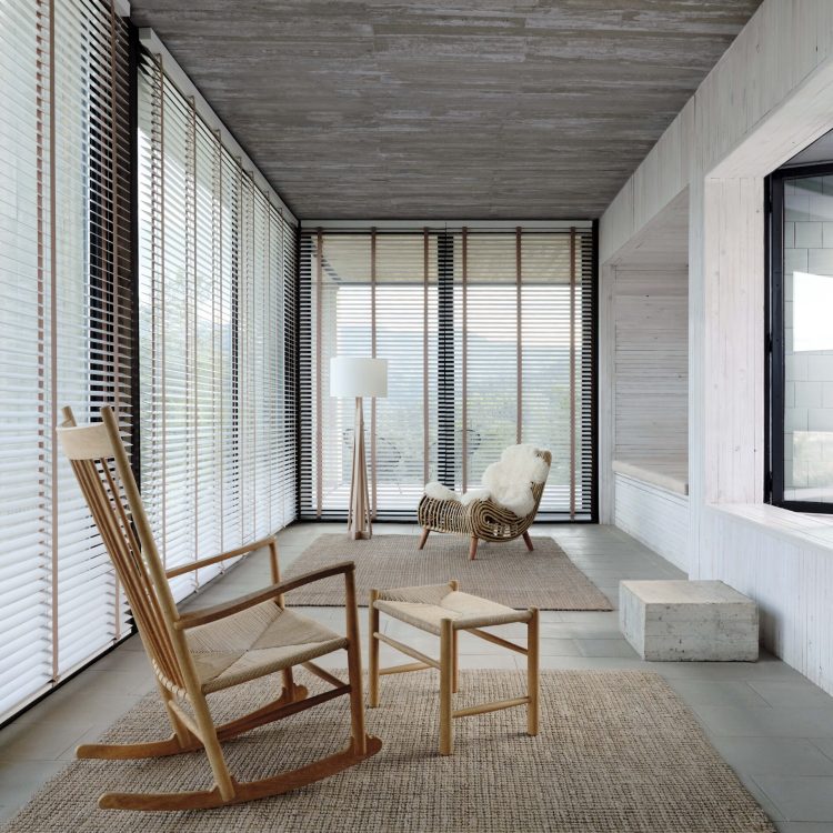 Diaz_horizontaal hout_witte jaloezie met bruine ladderband beton interieur