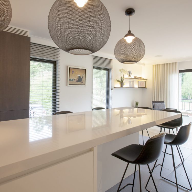 Diaz_horizontaal hout_witte keuken met speciale ronde lampen en witte gordijnen