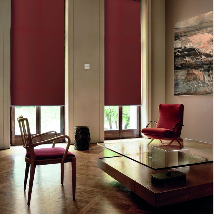Diaz_rolgordijnen_rode gordijnen_living met rode stoelen_elektrisch