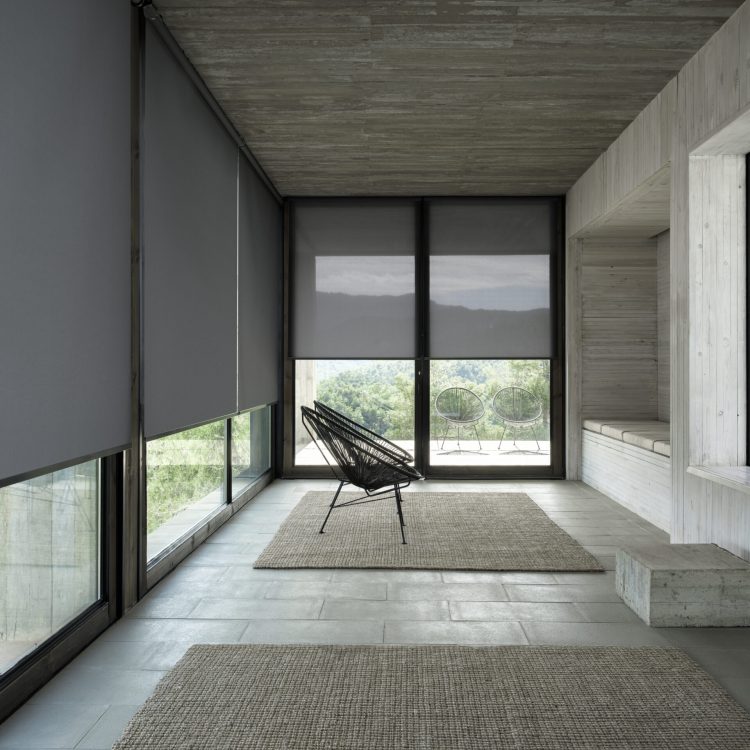 Diaz_rolgordijnen_zwarte screens_uitzicht_acapulco chair