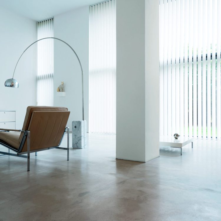 Diaz_verticaal textiel_witte lamellen_hoge ruiten en lederen stoel