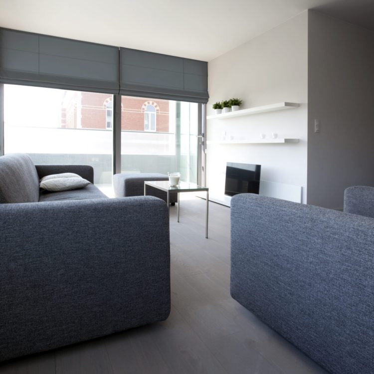 Diaz_vouwgordijnen_blauwe vouwgordijnen ongevoerd_living met blauwe zetels