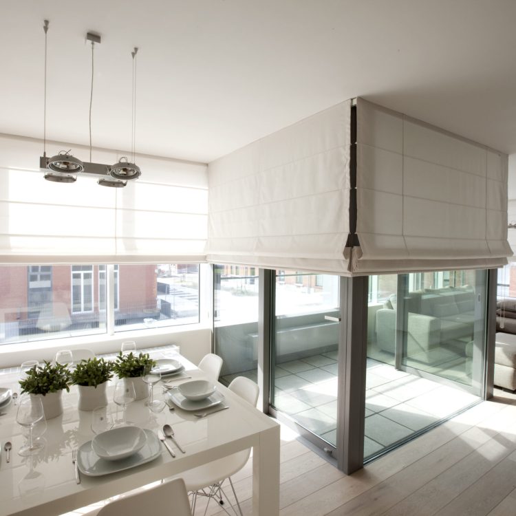 Diaz_vouwgordijnen_ongevoerde licht beige vouwgordijnen_appartement met grote ramen